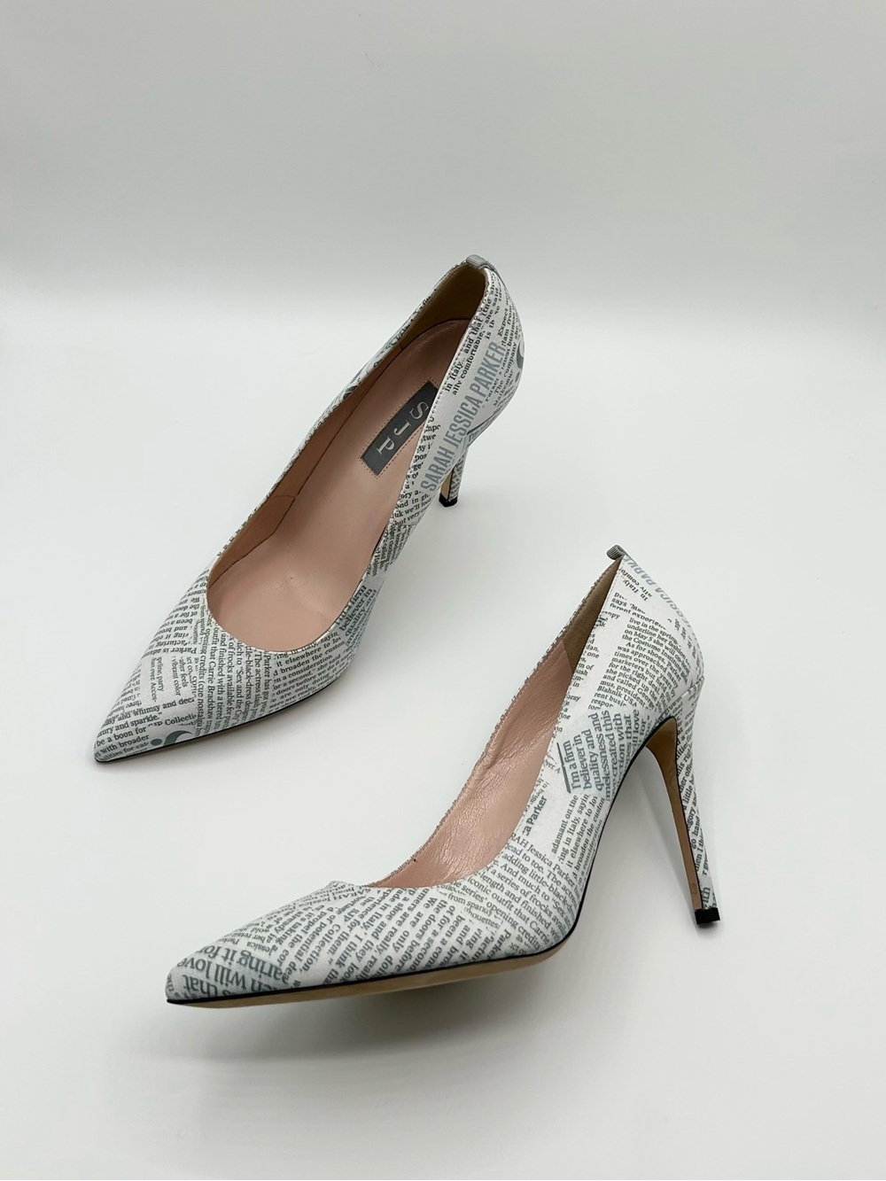 SJP Sarah Jessica Parker Gray Newspaper Print Design Pumps Heels Women’s Size 7